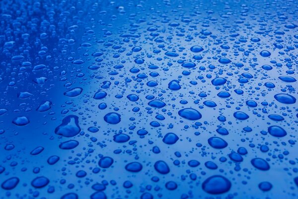 Grandes gotas de água na superfície