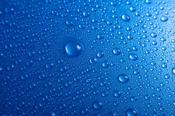 Gotas de orvalho sobre um fundo azul