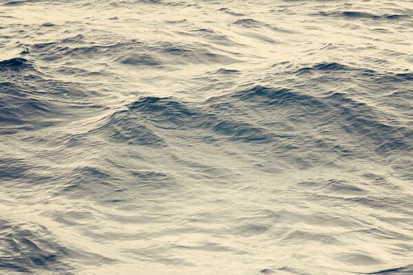 Ondas do mar em tons prateados