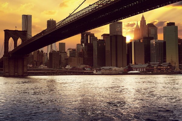 A ponte e a cidade ao amanhecer