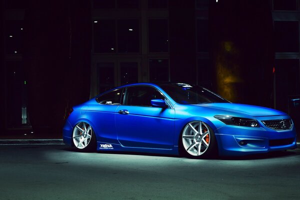 Carro esportivo azul na noite