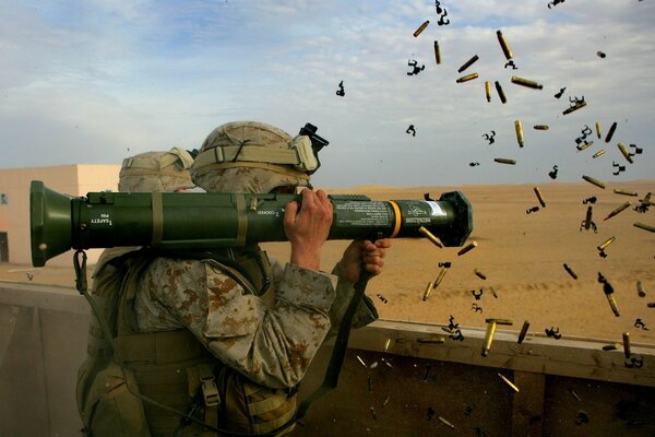Militares com armas muitos cartuchos