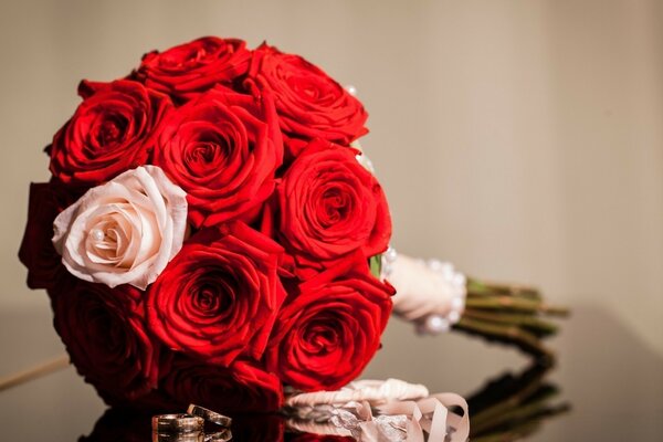 O buquê de casamento está no piano