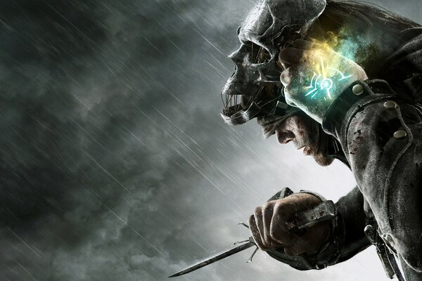 Homem adulto com capacete e armas frias