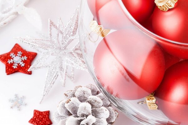Bolas de Natal com cones de prata