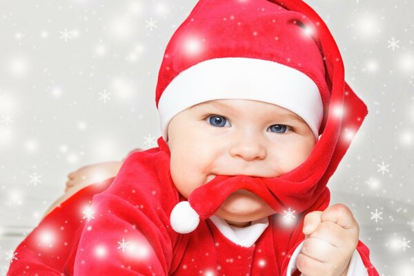 Pequeno bebê bonito em um chapéu de Ano Novo