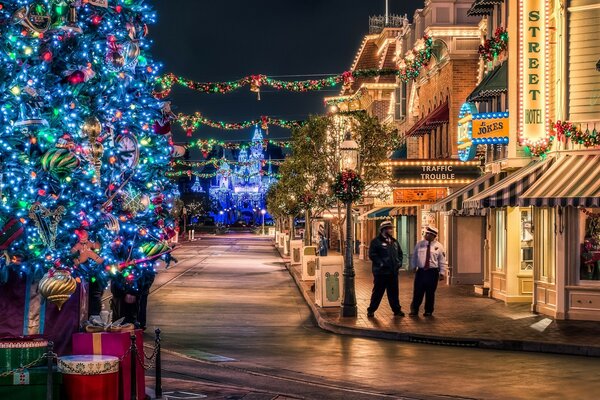 Rua da noite de Natal decorada com luzes