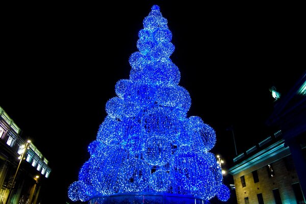 Árvore de Natal Ao ar livre de bolas azuis luminosas