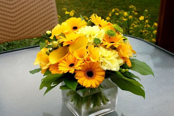 Flores amarelas em um vaso na mesa