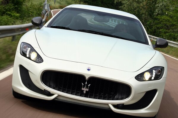 Carro esportivo branco maserati correndo namoradas