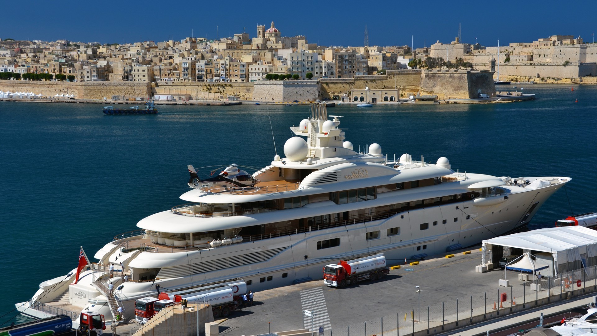 embarcações viagens água mar porto navio iate carro barco sistema de transporte porto mar marina vela férias navio de cruzeiro turismo marinho veleiro