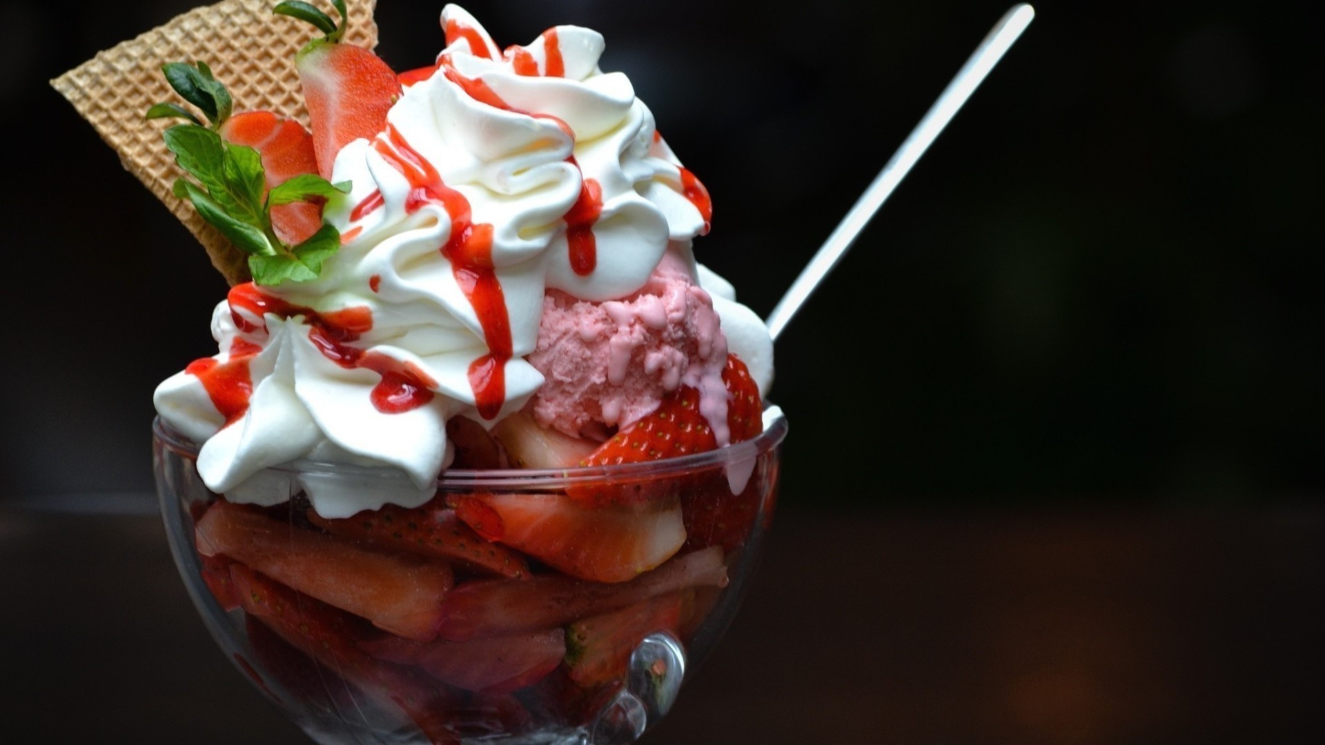 creme doce chocolate baunilha delicioso frutas comida morango gelo cremoso refresco açúcar produtos lácteos baga chantilly colher frio congelado hortelã