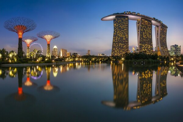 O reflexo dos arranha-céus na Lagoa da cidade. Cidade Singapura