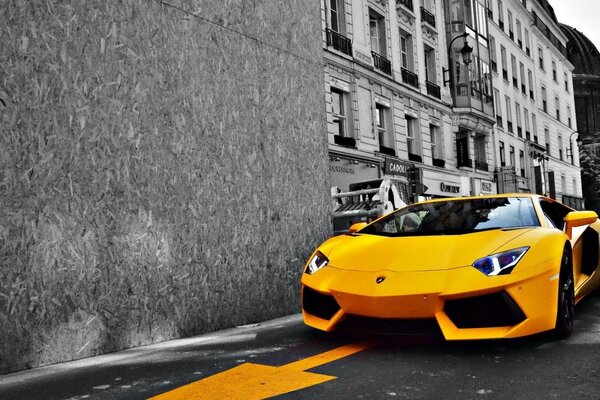 Carro esportivo amarelo na rua da cidade