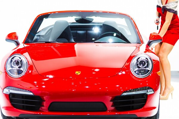 Porsche conversível vermelho com faróis redondos