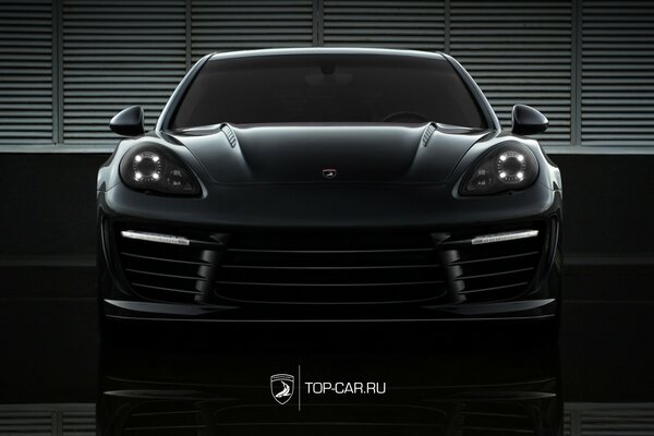 Porsche Preto agressivo no edifício