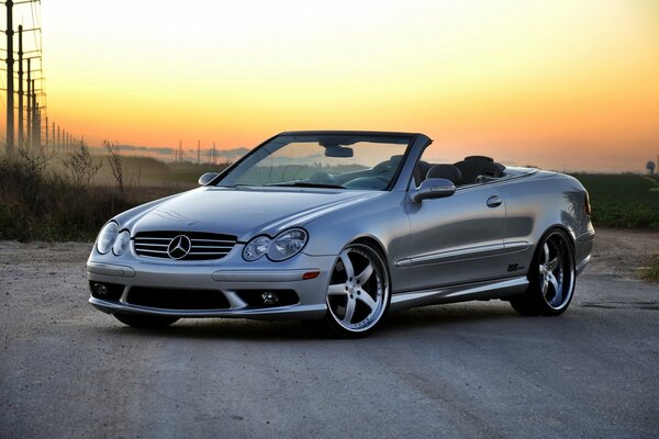 Mercedes pára em meio ao pôr do sol