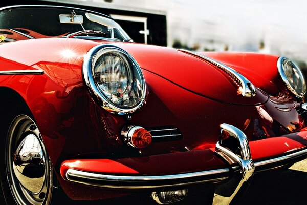 Carro retrô perto. Carro retro vermelho