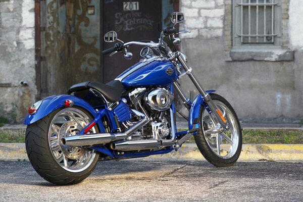 Motocicleta azul fica no quintal da casa