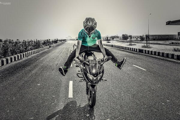 Acrobacias de moto em movimento