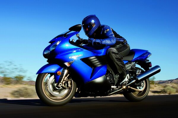 Motocicleta esportiva azul com motociclista