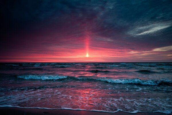Deslumbrante pôr do sol rosa na costa
