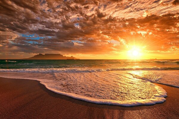 O pôr do sol é simplesmente fascinante, que Céu bonito