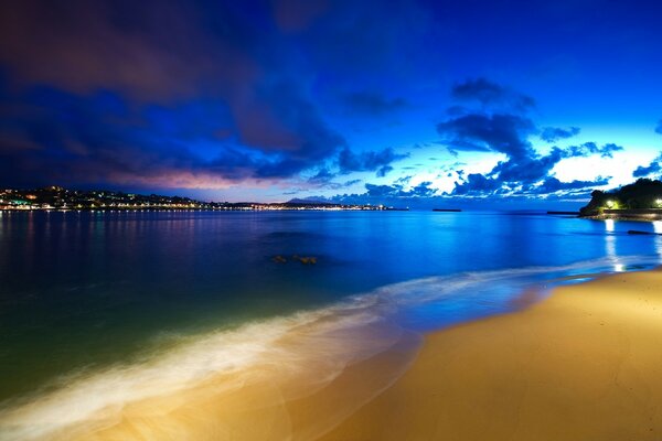 Belo pôr do sol e mar calmo