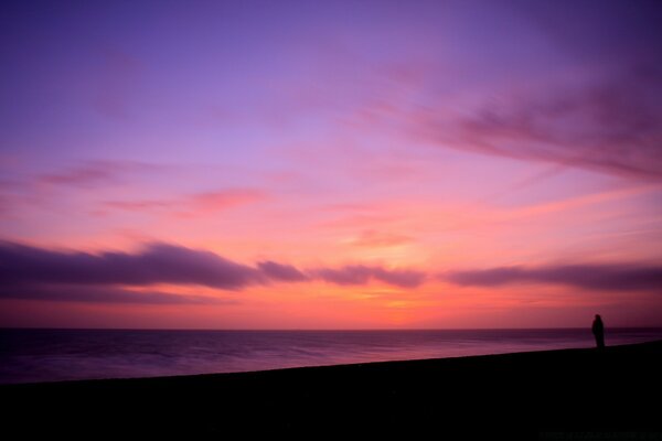 Pôr do sol misterioso rosa-roxo