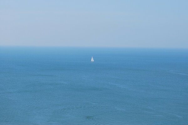 Navio em alto mar. Fundo azul