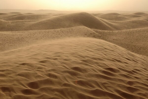 Colinas marrons no deserto e um pedaço do céu