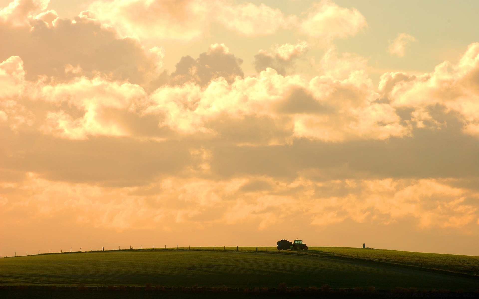 paisagens paisagem agricultura fazenda céu campo natureza tempestade terra cultivada árvore tempo luz luz do dia nuvem horizonte ao ar livre pôr do sol sol rural pastagens