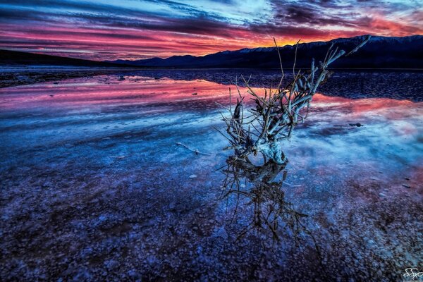 Paisagem do lago no Crepúsculo ao pôr do sol
