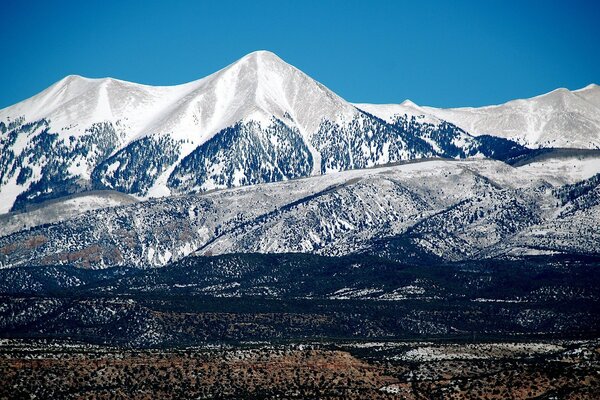 Montanhas com picos cobertos de neve