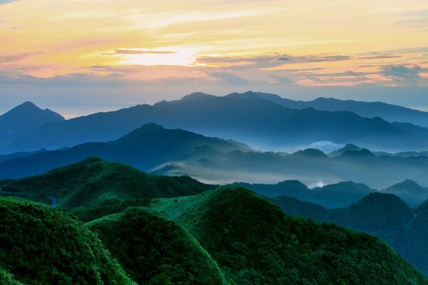 Amanhecer nas montanhas. Viagem. Protetor de tela para o seu desktop