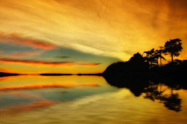 Reflexão do nascer do sol dourado