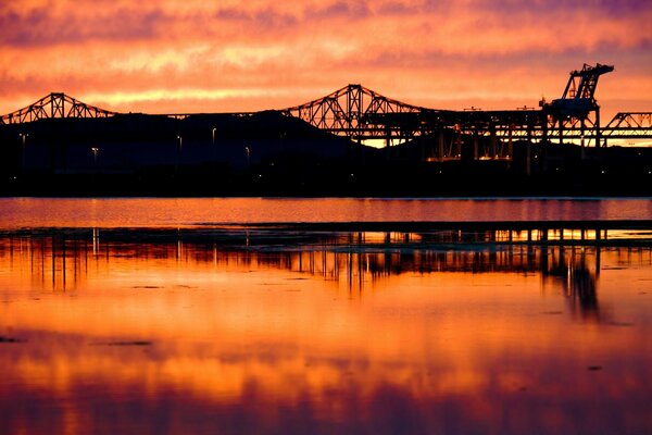 Pôr do sol vermelho refletido na água