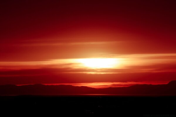 Belo pôr do sol no céu da noite