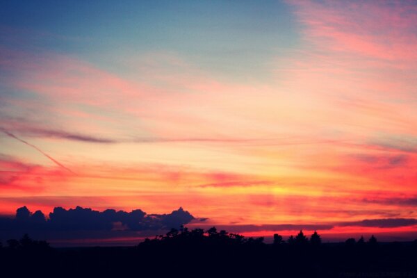 Um lindo pôr do sol ao longe