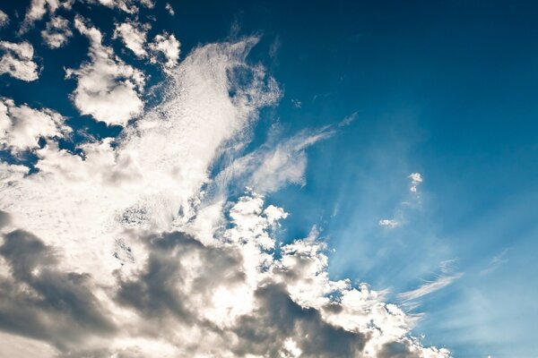 Céu azul e nuvens brancas