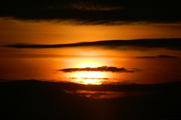 Nuvens no fundo do sol poente