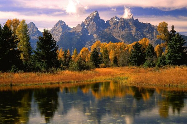 Lago em meio a montanhas e florestas