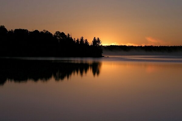 Pôr do sol e amanhecer sobre as águas do lago