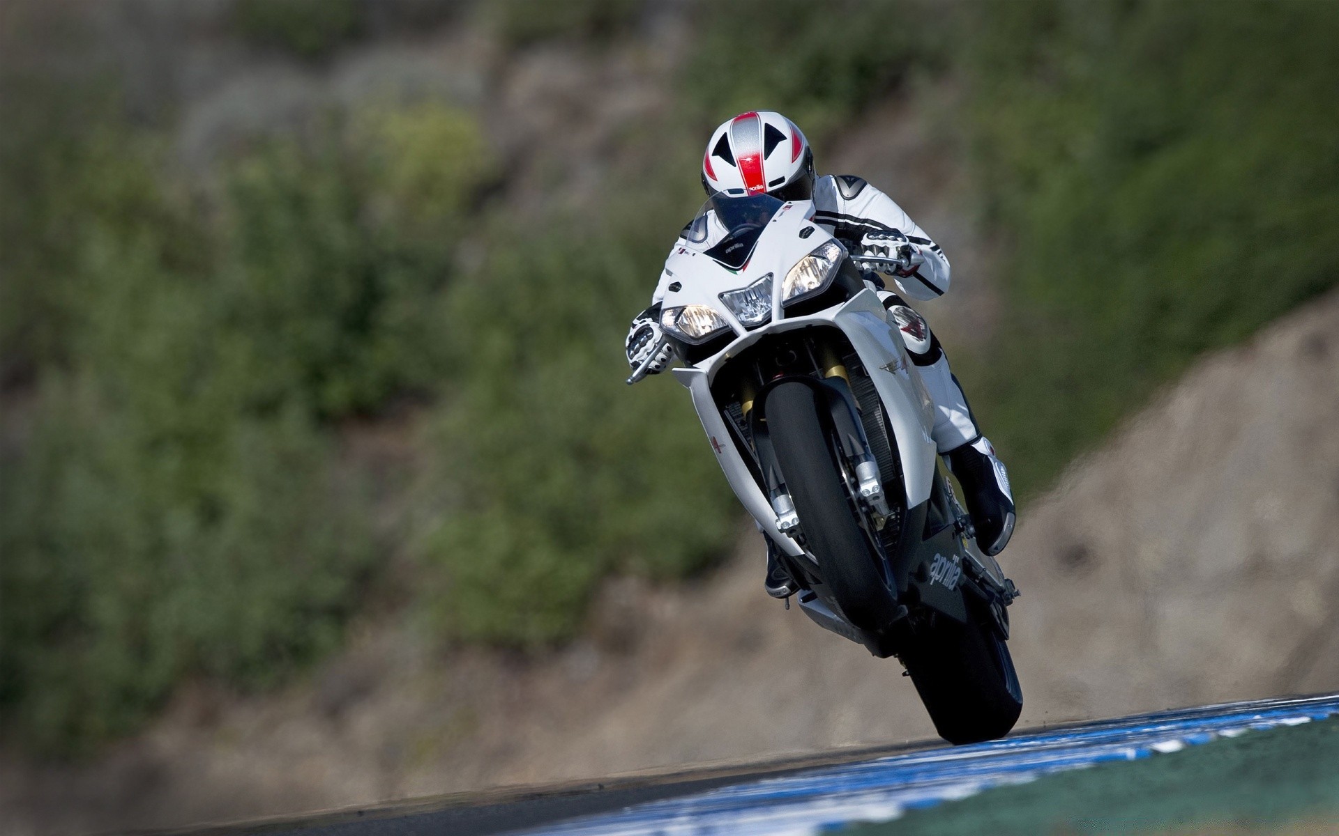 esporte bicicleta corrida motociclista competição capacete ação piloto carro pressa rodas aventura ciclista trilha passeio ao ar livre esporte sozinho