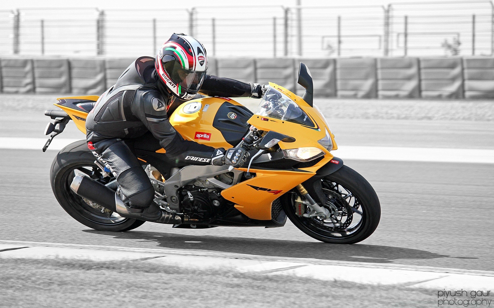 esporte corrida pista bicicleta apresse-se rápido dirigir motorista torneio carro piloto circuito poder zumbido prestígio carro campeonato círculo pneus com trabalhos de equipe