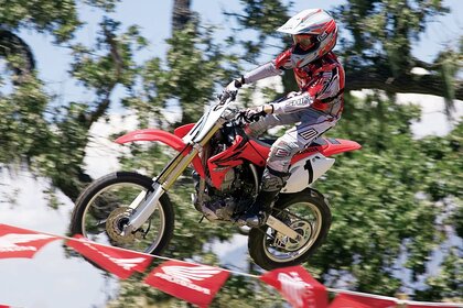 Piloto decola em uma bicicleta acima das bandeiras