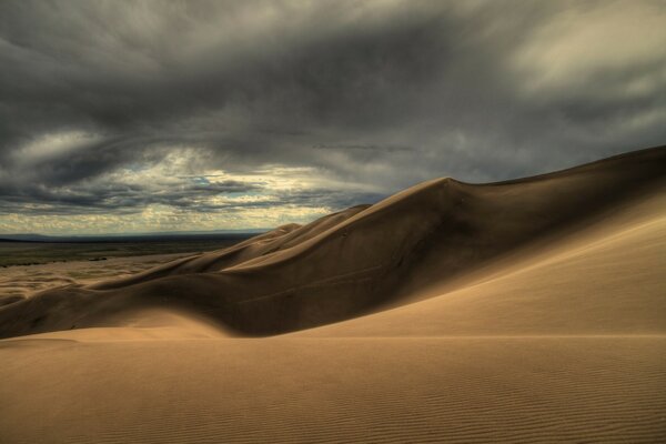 Um deserto tranquilo em um céu bonito doutrinado