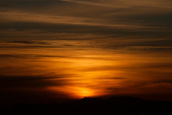 Luz fraca do sol no crepúsculo da noite