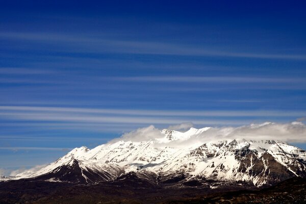 Neve no topo das montanhas no fundo