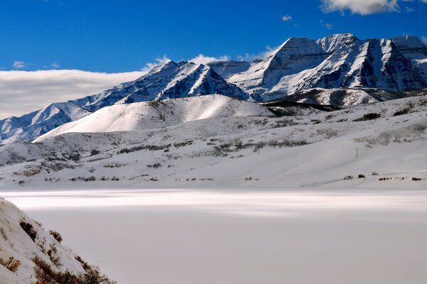 Montanhas da América na neve no inverno